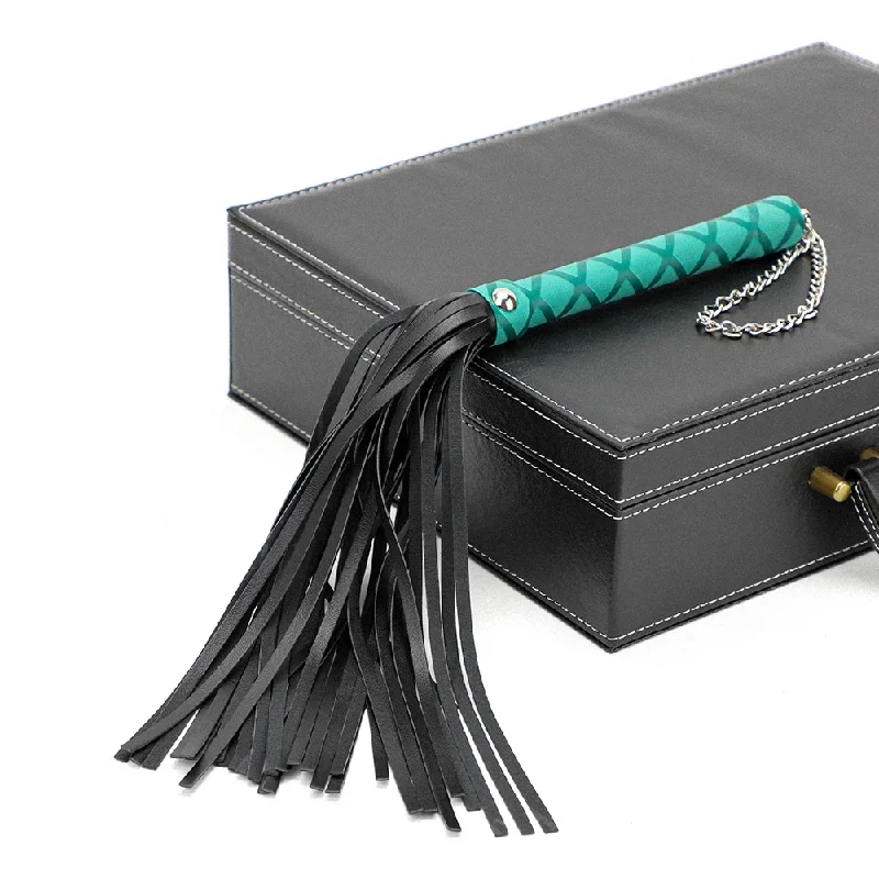 zyl-faux-leather-flogger-with-chain-finger-loop